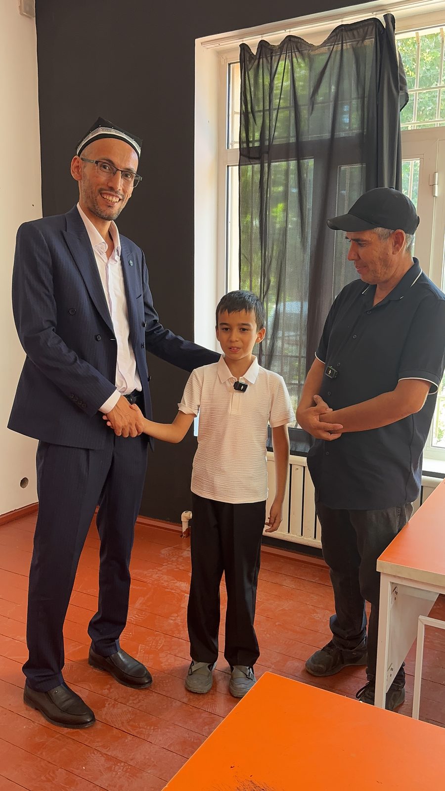 Asror ustoz o'quvchi va uning otasi bilan